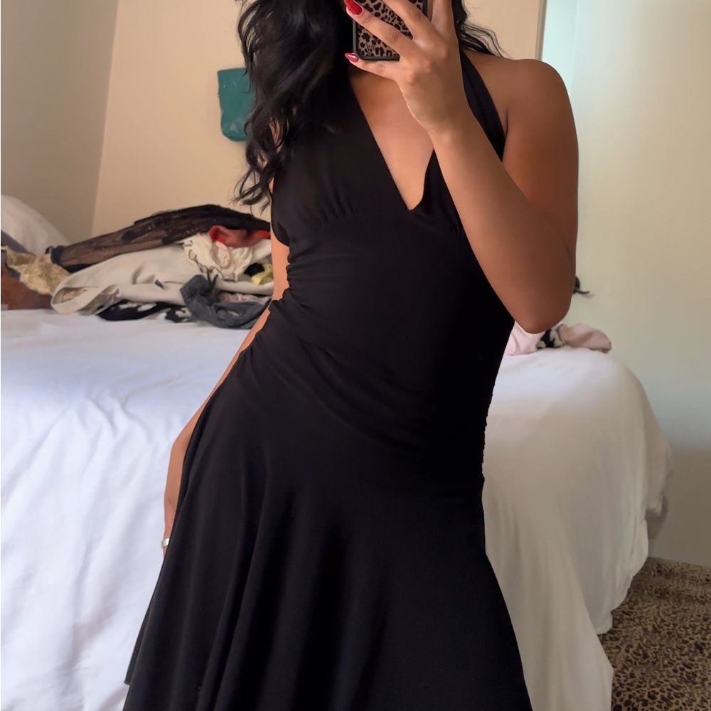 Fashion Magazine Black Sleeveless V-Neck Cocktail Dress